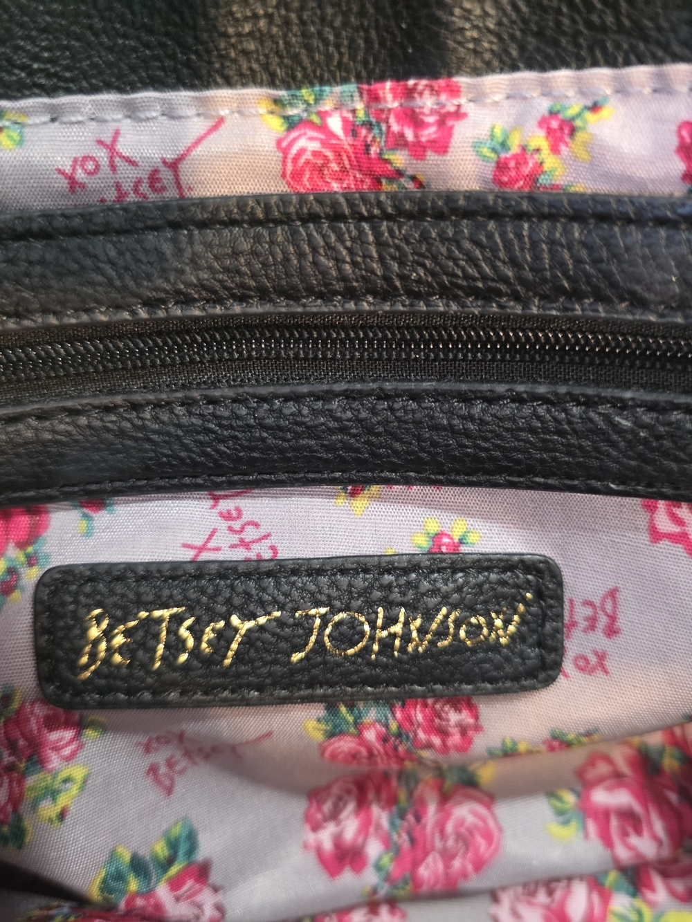 Betsey Johnson Black Quilted Crossbody Handbag Gold Chain - Picture 6 of 6